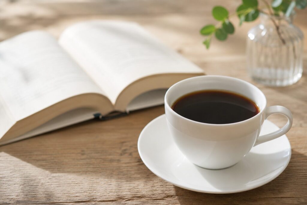 コーヒーと開いたままの本