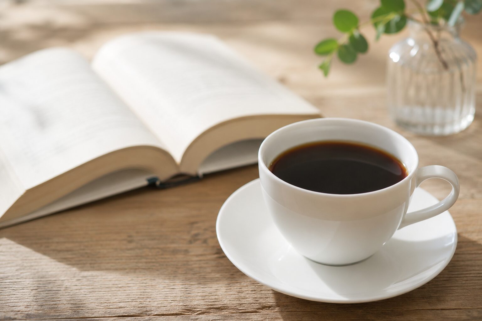 コーヒーと開いたままの本